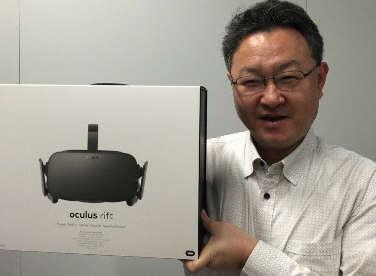 Shuhei Yoshida erhält seine Oculus Rift